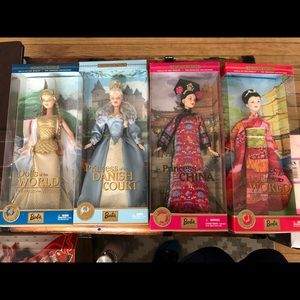 4 mint condition Dolls Of The World Barbies!